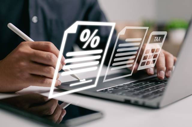 Foto: Person arbeitet auf Laptop