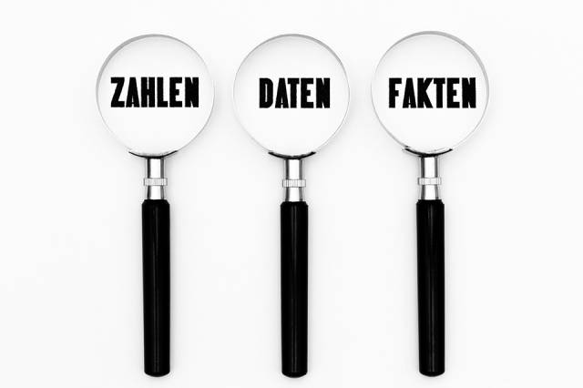 Foto: Lupen mit Schriftzug Zahlen, Daten und Fakten darunter