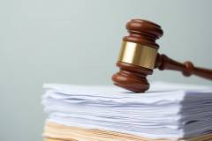 Foto: Richterhammer liegt auf Stapel Dokumente
