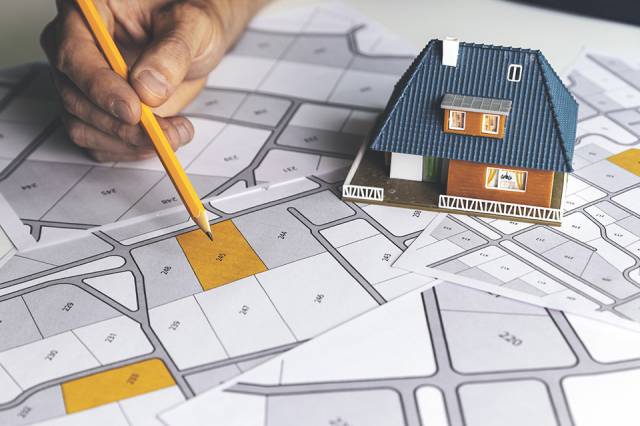 Foto: Bleistift zeigt Katasterplan