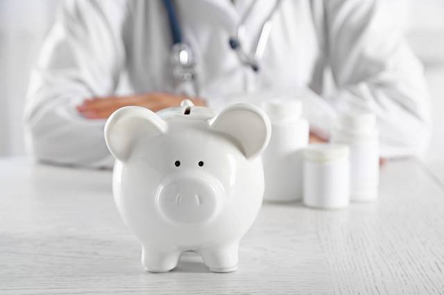 Foto: Arzt hinter Sparschwein